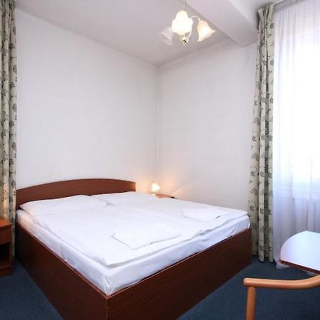 Hotel Legie Bed And Breakfast ปราก ภายนอก รูปภาพ