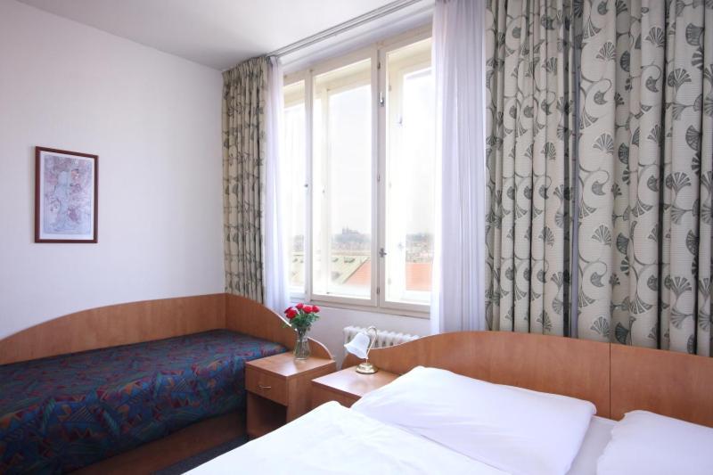 Hotel Legie Bed And Breakfast ปราก ภายนอก รูปภาพ