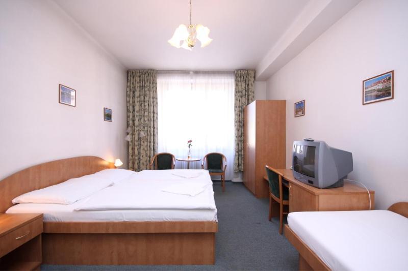 Hotel Legie Bed And Breakfast ปราก ภายนอก รูปภาพ